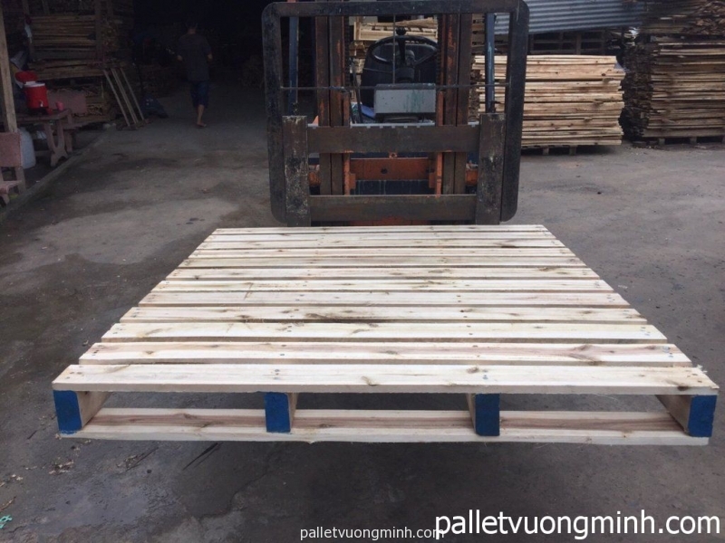 Hàng tồn kho thanh lý Pallet 1300x1400 sử dụng vít xoắn