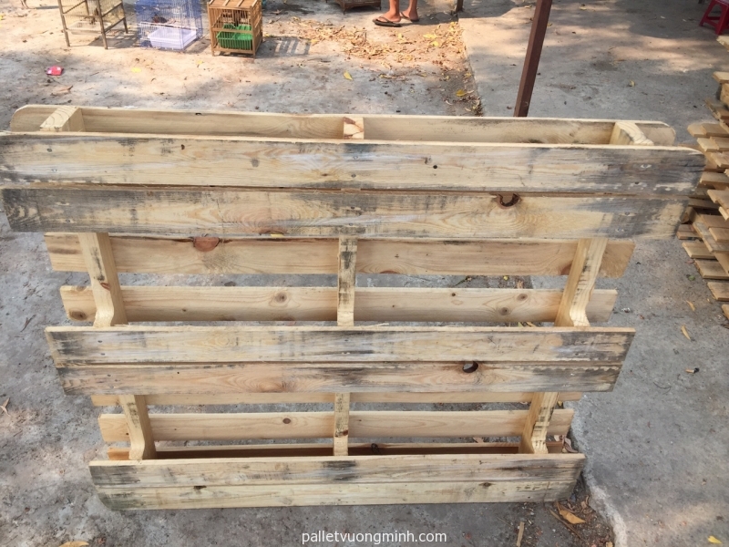 Pallet gỗ thông cũ kê hàng hạt nhựa 1100x1300x130 mm