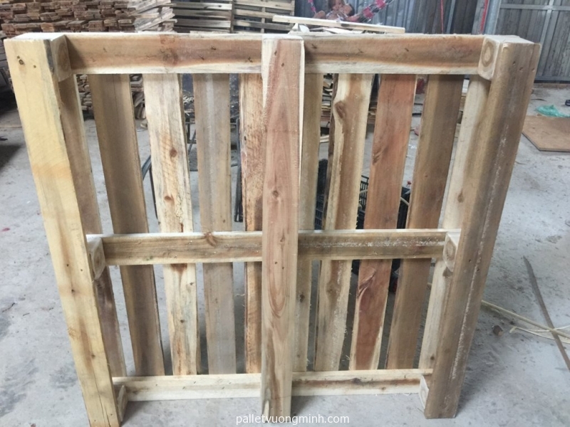 Pallet gỗ sơn màu, sơn logo