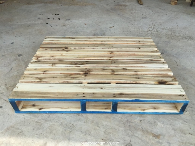 Pallet gỗ sử dụng kê trên kệ cao