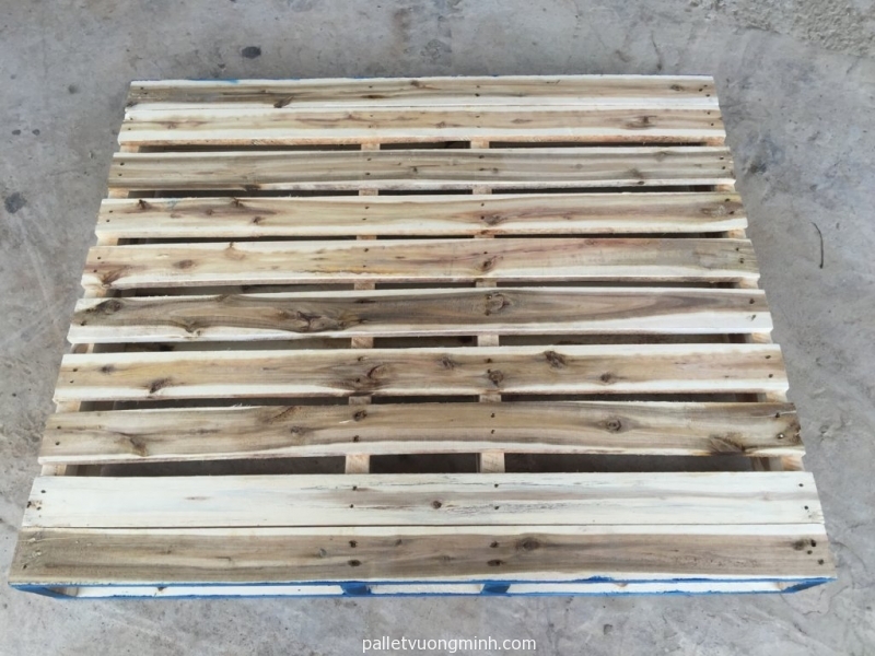 Pallet gỗ sử dụng xếp trồng lên nhau